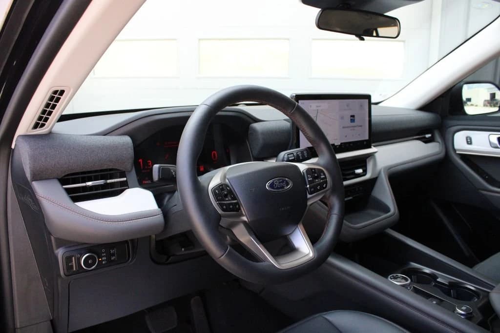 Ford Explorer Active w/200A Pkg 4WD 2026 — side view