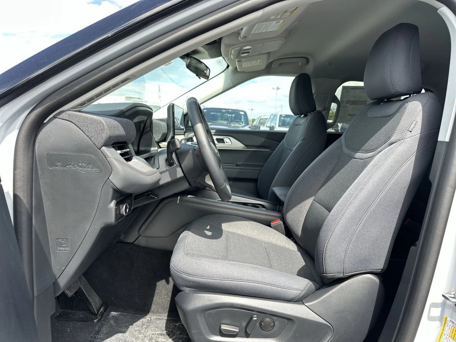 Ford Explorer Active w/200A Pkg 4WD 2026 — side view