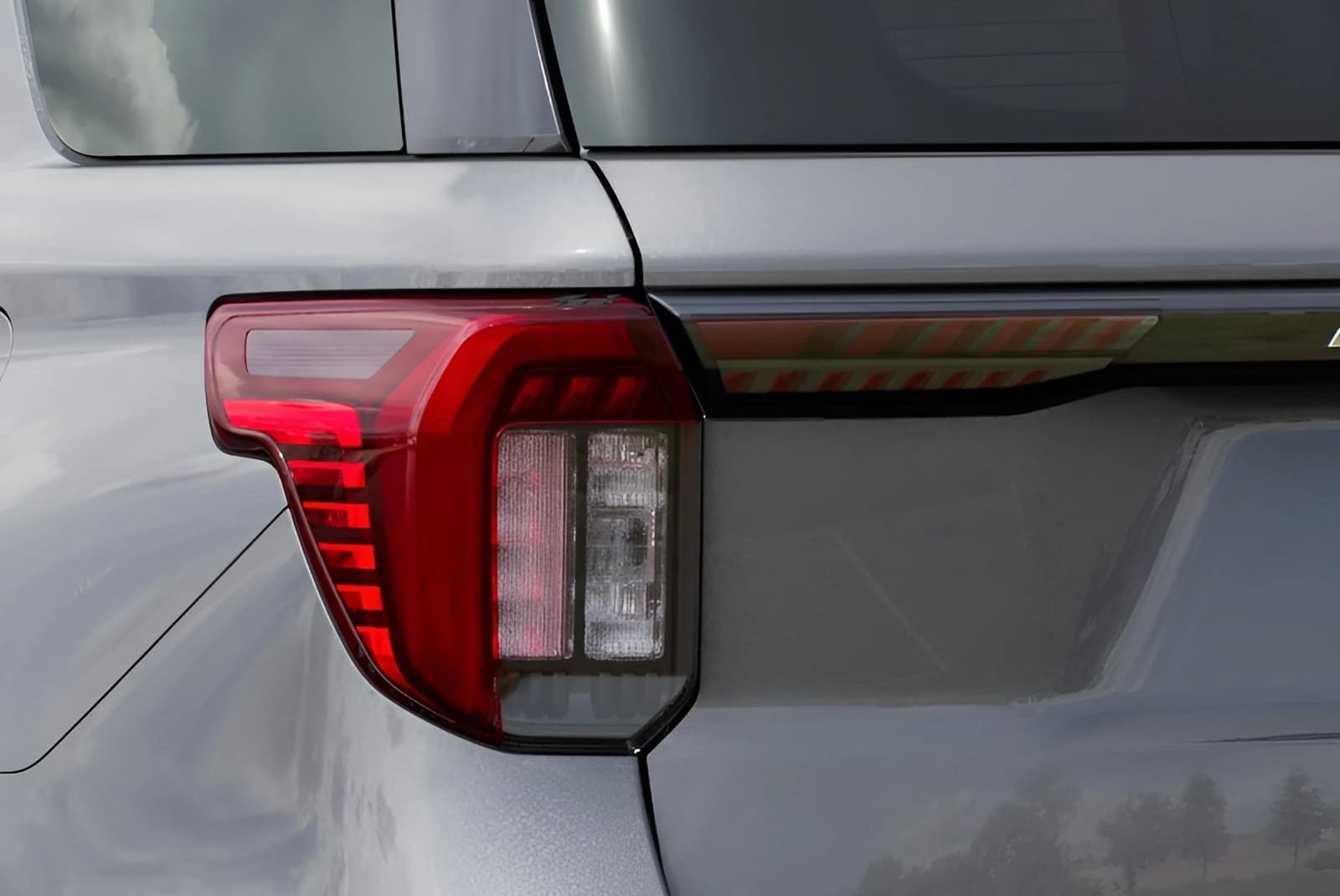 Ford Explorer Active w/100A Pkg 4WD 2027 — side view