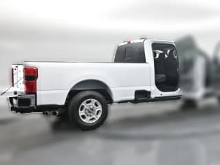 Ford Super Duty F-250 SRW XLT 2WD Crew Cab 8' Box