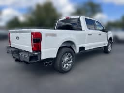 Ford Super Duty F-250 SRW LARIAT 4WD Crew Cab 6.75' Box 2027 — side view