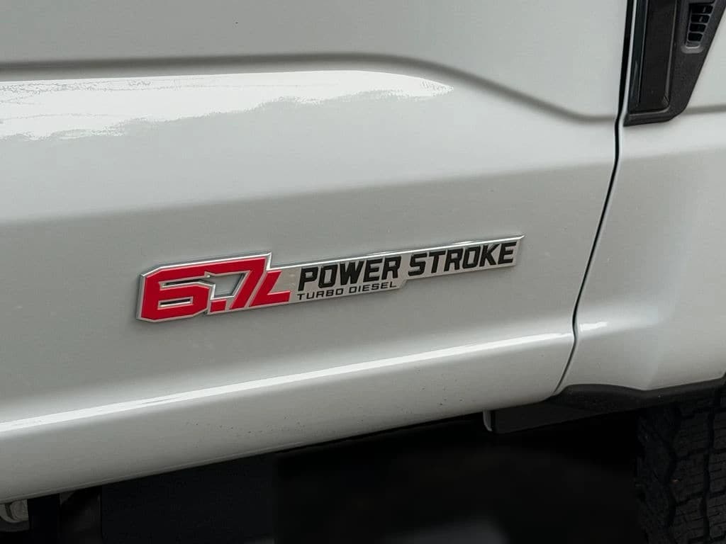 Ford Super Duty F-250 SRW LARIAT 4WD Crew Cab 6.75' Box 2026 — side view