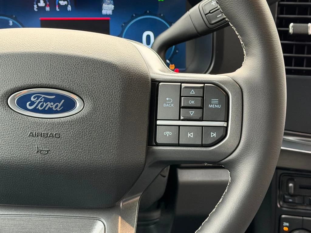Ford Super Duty F-250 SRW LARIAT 4WD Crew Cab 6.75' Box 2026 — side view