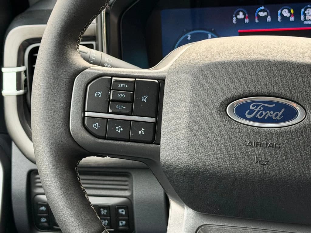 Ford Super Duty F-250 SRW LARIAT 4WD Crew Cab 6.75' Box 2026 — side view