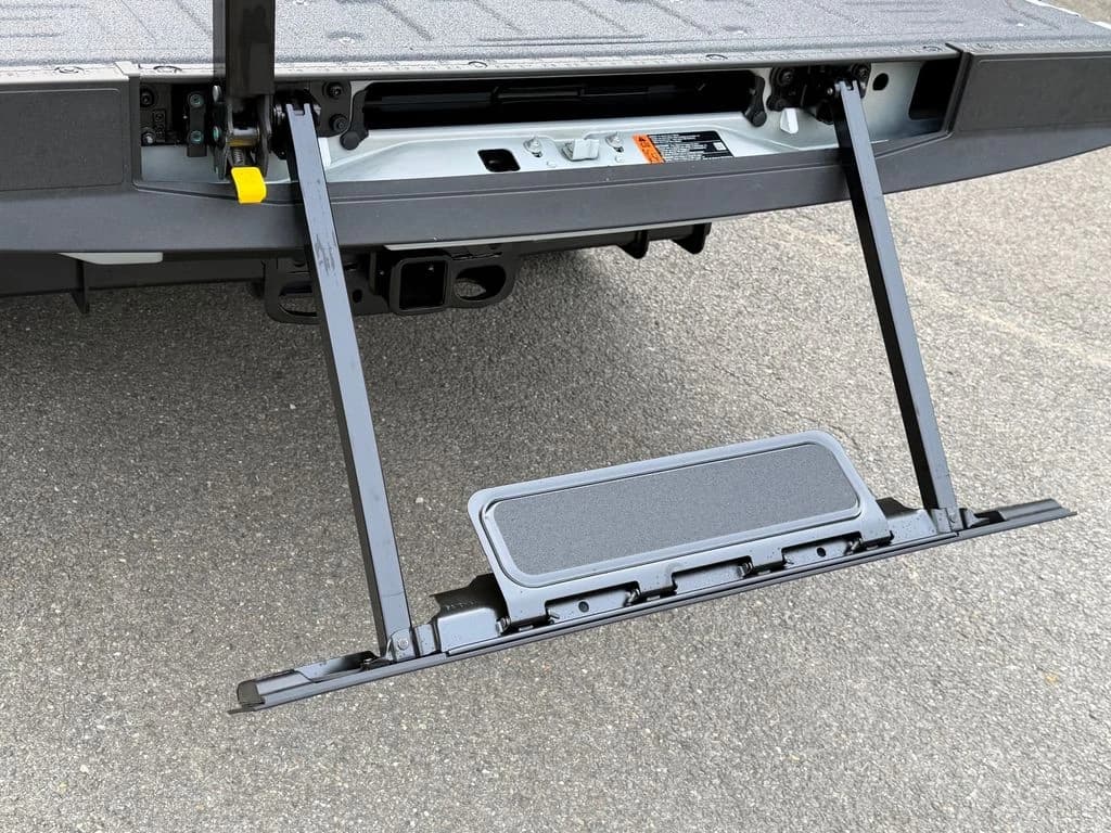 Ford Super Duty F-250 SRW LARIAT 4WD Crew Cab 6.75' Box 2026 — side view
