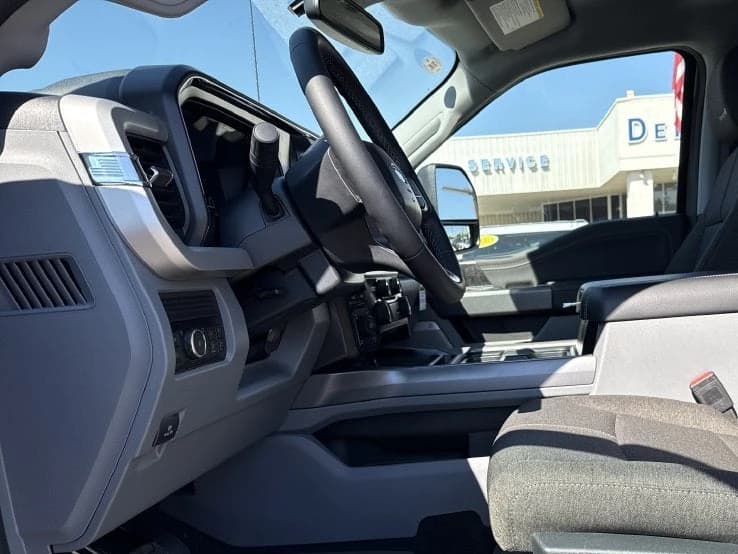 Ford Super Duty F-250 SRW XLT 4WD Crew Cab 6.75' Box 2027 — side view