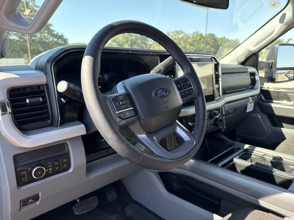 Ford Super Duty F-250 SRW XLT 4WD Crew Cab 6.75' Box 2027 — side view