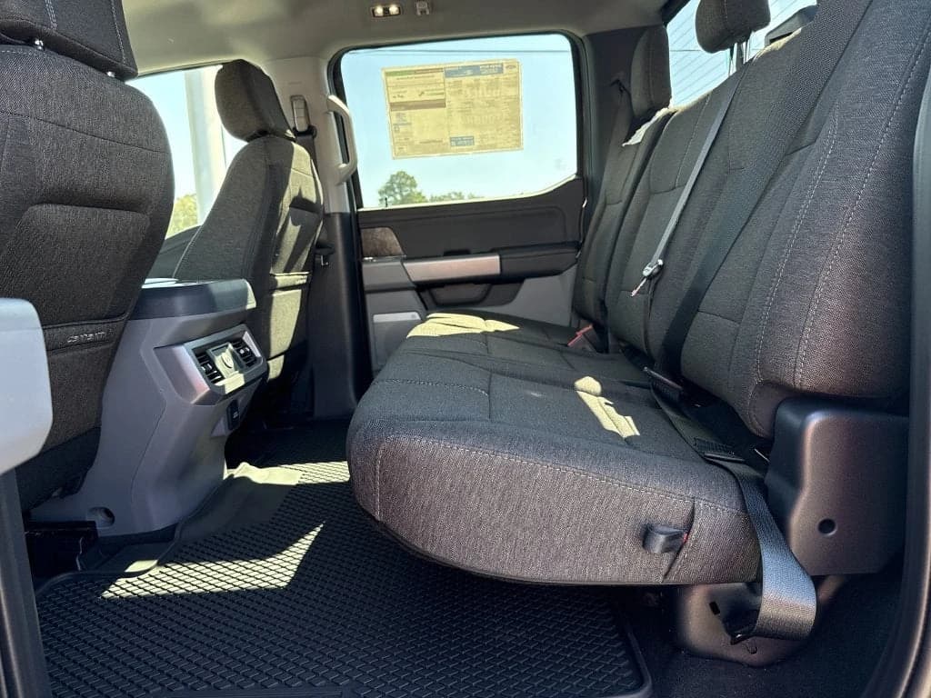 Ford Super Duty F-250 SRW XLT 4WD Crew Cab 6.75' Box 2027 — side view