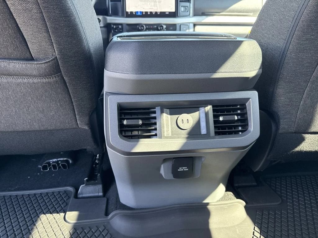 Ford Super Duty F-250 SRW XLT 4WD Crew Cab 6.75' Box 2027 — side view