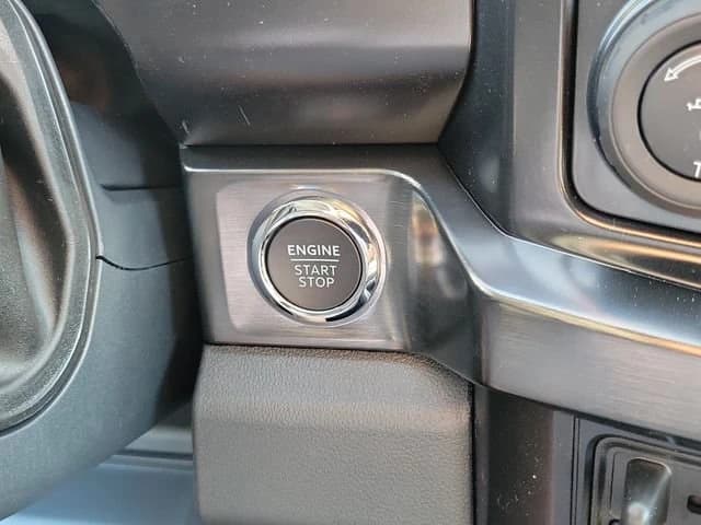 Ford Super Duty F-250 SRW LARIAT 4WD Crew Cab 6.75' Box 2026 — side view