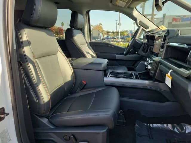 Ford Super Duty F-250 SRW LARIAT 4WD Crew Cab 6.75' Box 2026 — side view