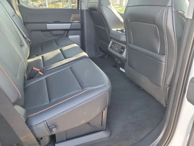 Ford Super Duty F-250 SRW LARIAT 4WD Crew Cab 6.75' Box 2026 — side view