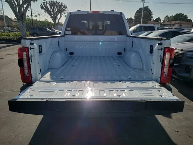 Ford Super Duty F-250 SRW LARIAT 4WD Crew Cab 6.75' Box 2026 — side view