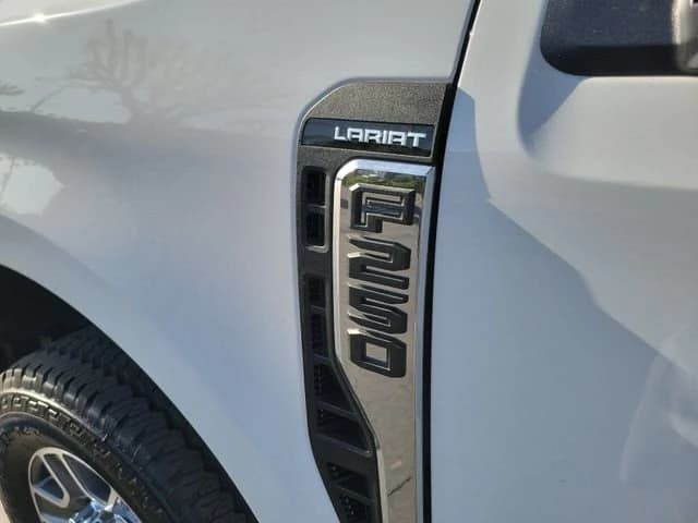 Ford Super Duty F-250 SRW LARIAT 4WD Crew Cab 6.75' Box 2026 — side view