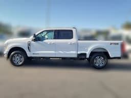 Ford Super Duty F-250 SRW LARIAT 4WD Crew Cab 6.75' Box 2026 — side view