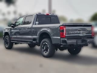 Ford Super Duty F-350 SRW XLT 4WD Crew Cab 6.75' Box