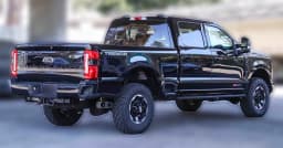 Ford Super Duty F-350 SRW LARIAT 4WD Crew Cab 6.75' Box 2025 — side view