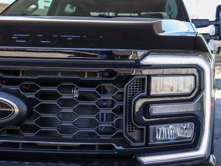 Ford Super Duty F-350 SRW LARIAT 4WD Crew Cab 6.75' Box 2025 — side view