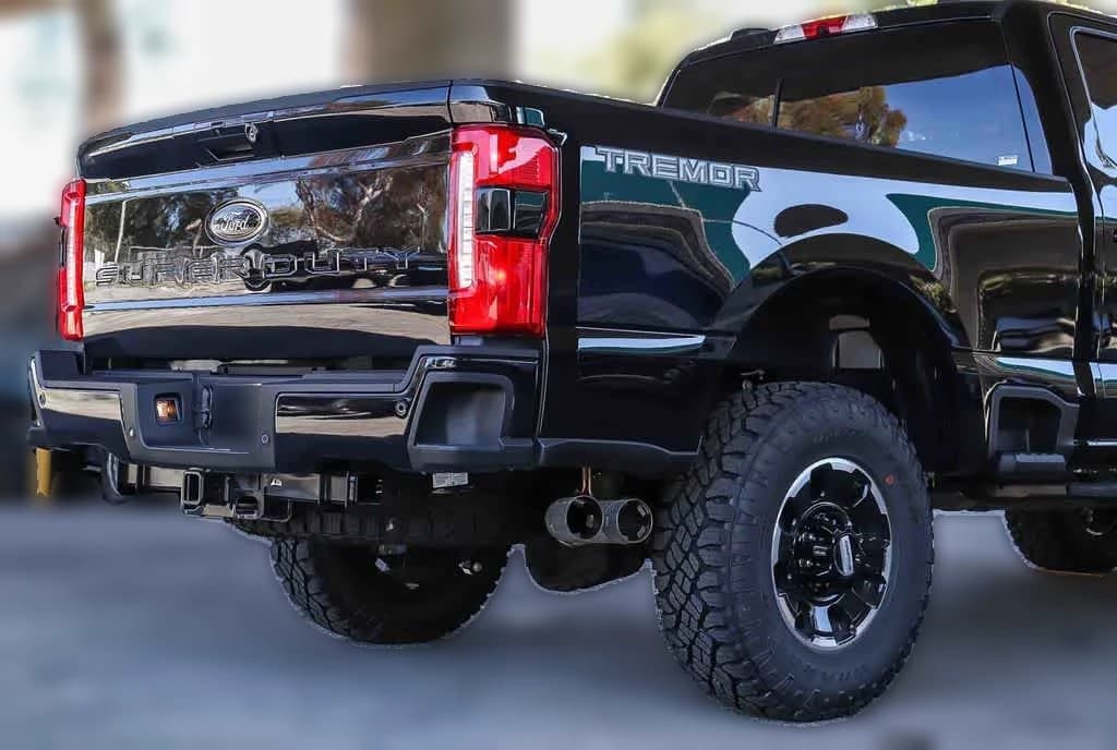 Ford Super Duty F-350 SRW LARIAT 4WD Crew Cab 6.75' Box 2025 — side view