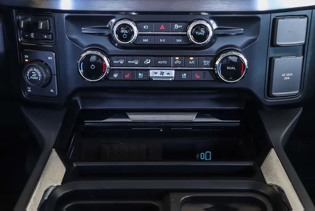 Ford Super Duty F-350 SRW LARIAT 4WD Crew Cab 6.75' Box 2025 — side view