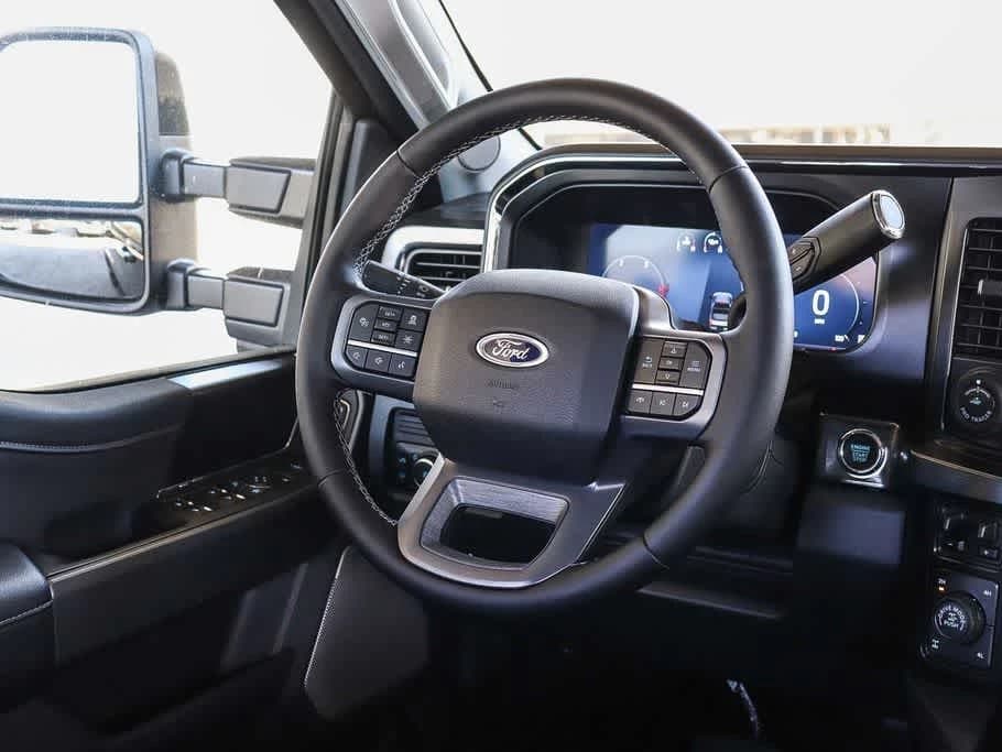 Ford Super Duty F-350 SRW LARIAT 4WD Crew Cab 6.75' Box 2025 — side view
