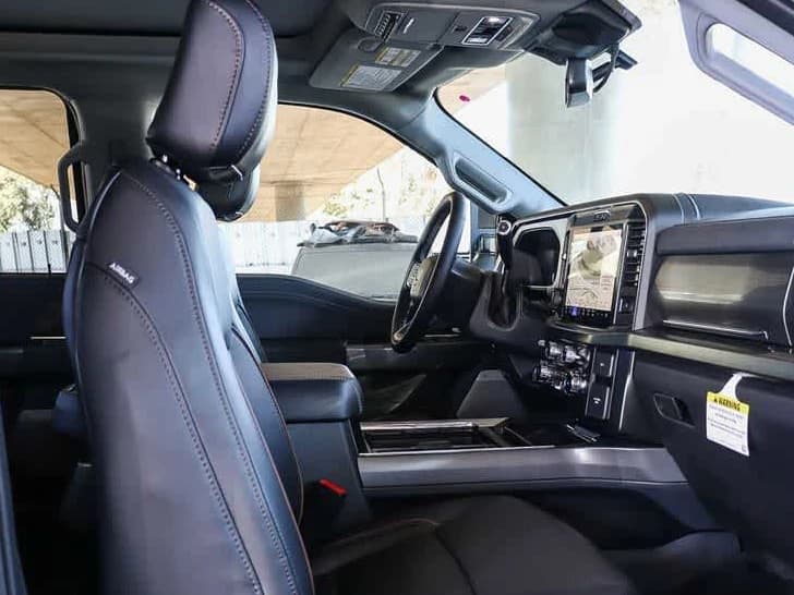 Ford Super Duty F-350 SRW LARIAT 4WD Crew Cab 6.75' Box 2025 — side view