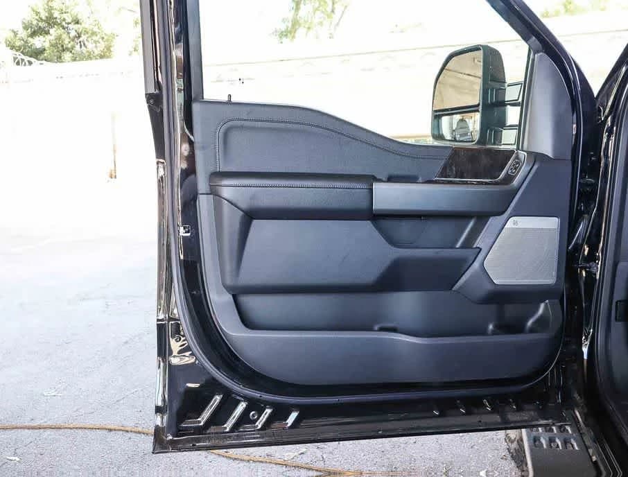 Ford Super Duty F-350 SRW LARIAT 4WD Crew Cab 6.75' Box 2025 — side view