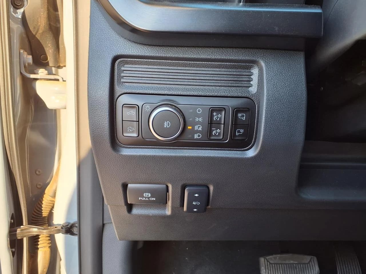 Ford Super Duty F-350 SRW LARIAT 4WD Crew Cab 6.75' Box 2026 — side view
