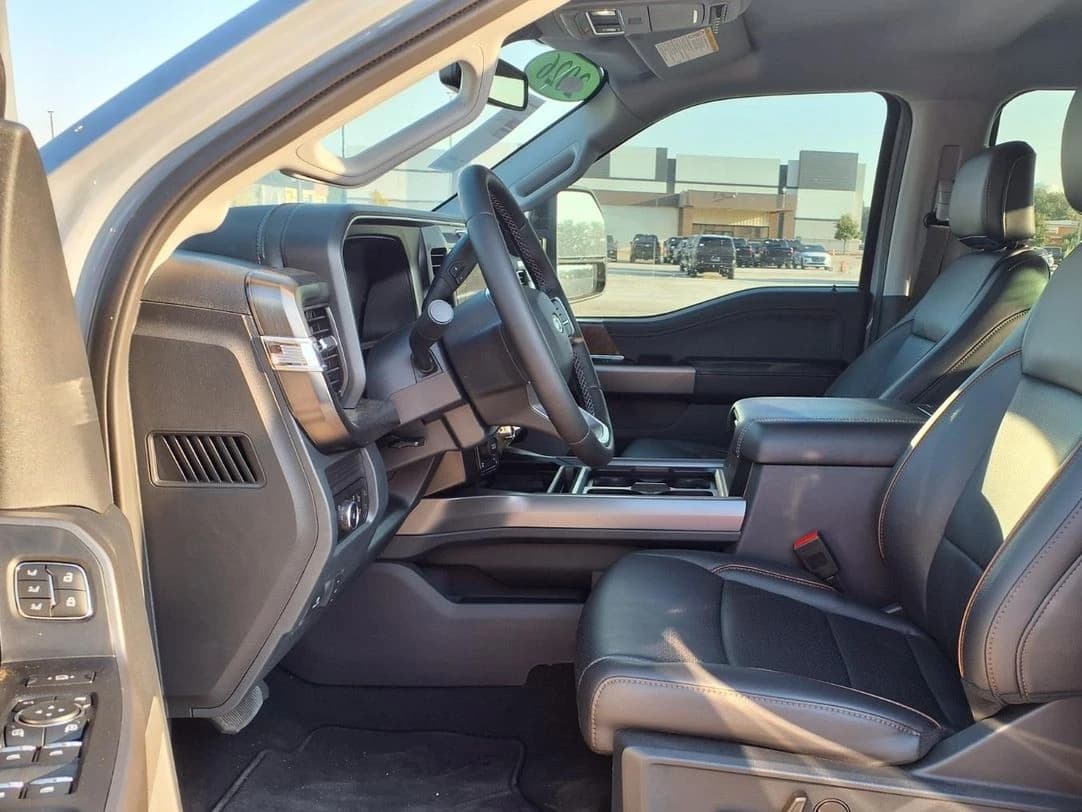 Ford Super Duty F-350 SRW LARIAT 4WD Crew Cab 6.75' Box 2026 — side view
