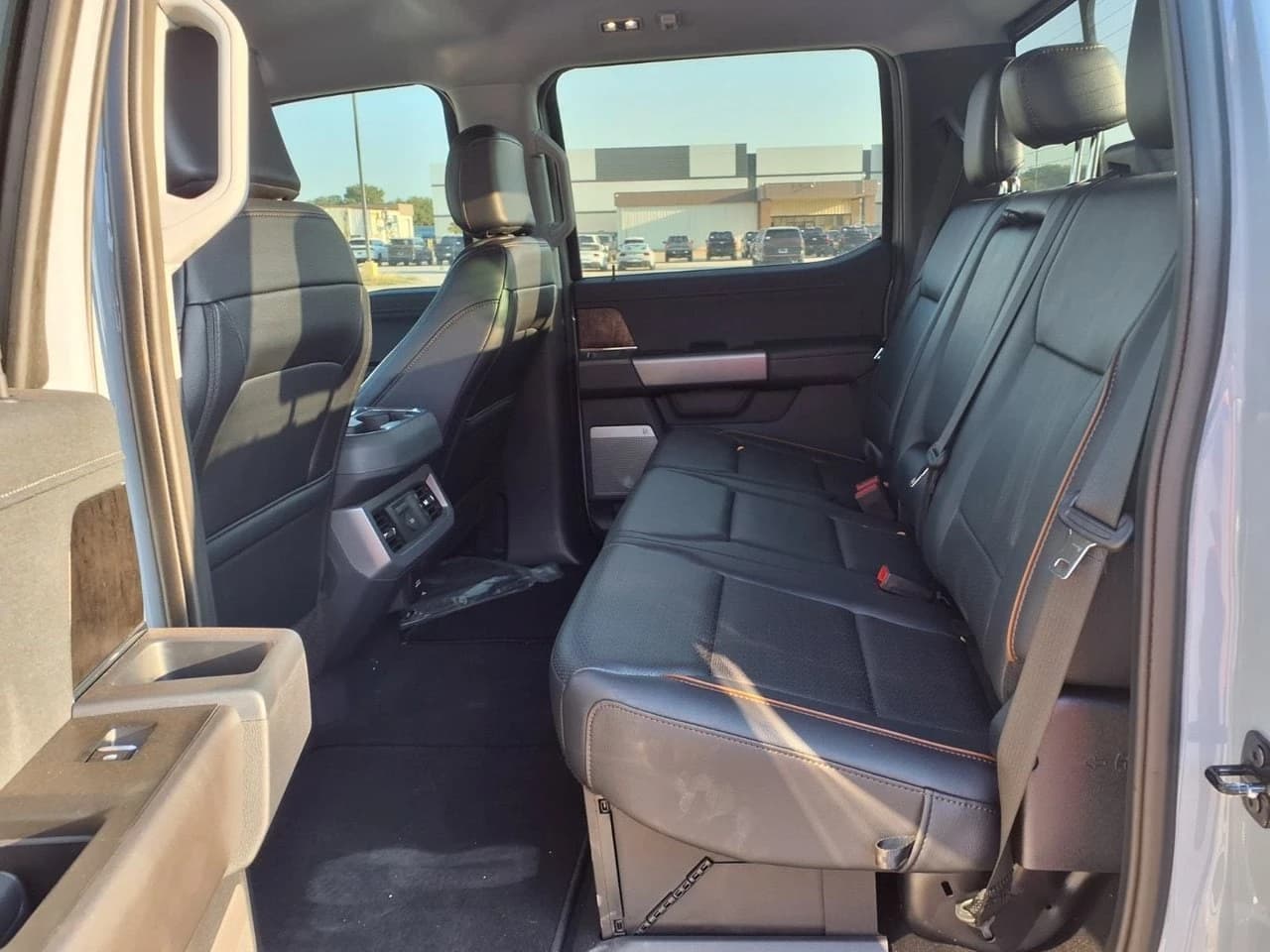 Ford Super Duty F-350 SRW LARIAT 4WD Crew Cab 6.75' Box 2026 — side view