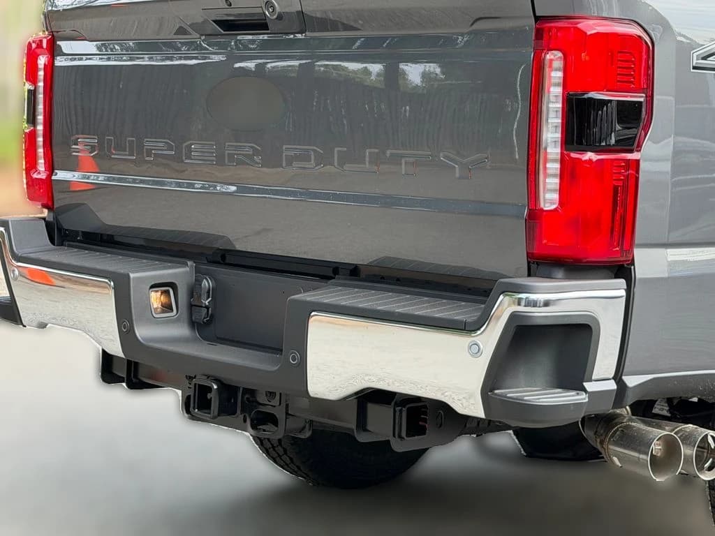 Ford Super Duty F-350 SRW LARIAT 4WD Crew Cab 6.75' Box 2026 — side view