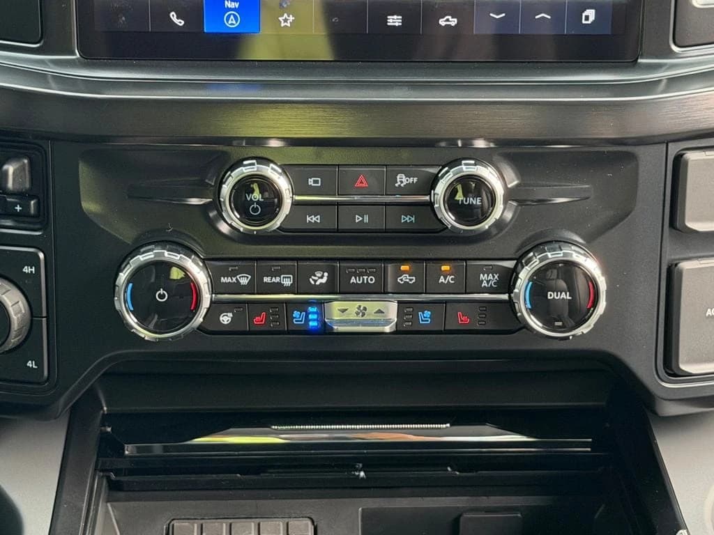 Ford Super Duty F-350 SRW LARIAT 4WD Crew Cab 6.75' Box 2026 — side view