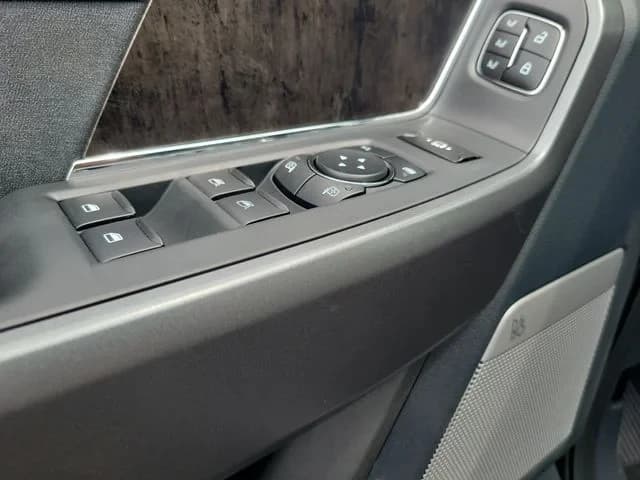 Ford Super Duty F-350 SRW King Ranch 4WD Crew Cab 6.75' Box 2027 — side view
