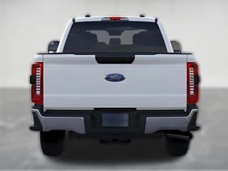 Ford Super Duty F-350 SRW XLT 4WD Crew Cab 6.75' Box