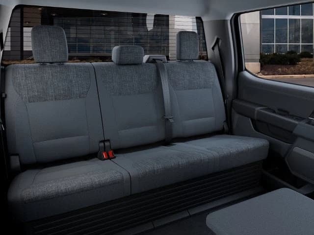 Ford Super Duty F-350 SRW XLT 4WD Crew Cab 6.75' Box 2027 — side view