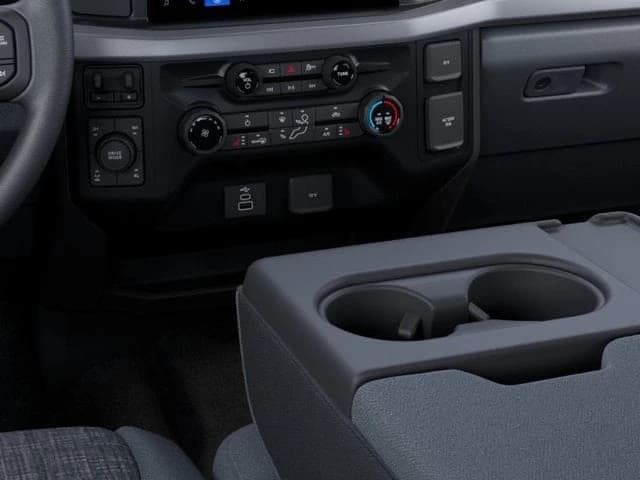 Ford Super Duty F-350 SRW XLT 4WD Crew Cab 6.75' Box 2027 — side view