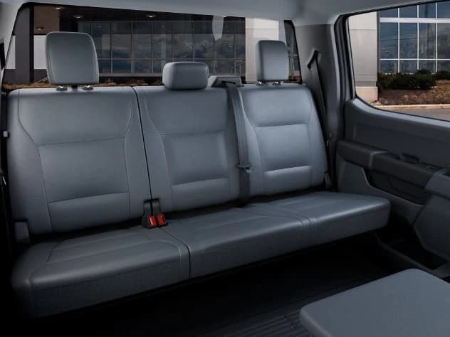 Ford Super Duty F-350 SRW XL 4WD Crew Cab 8' Box 2027 — side view
