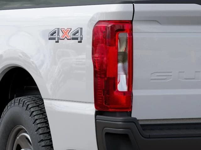 Ford Super Duty F-350 SRW XL 4WD Crew Cab 8' Box 2027 — side view