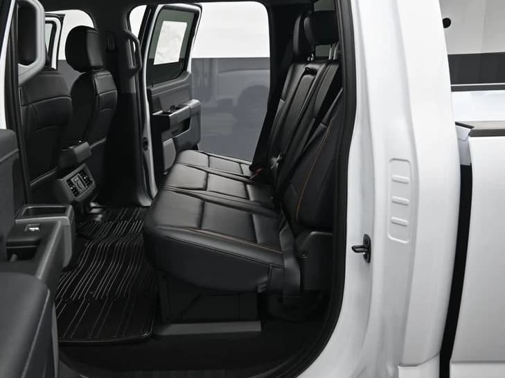 Ford Super Duty F-350 SRW LARIAT 4WD Crew Cab 6.75' Box 2026 — side view
