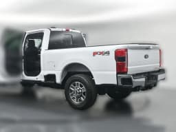 Ford Super Duty F-350 SRW LARIAT 4WD Crew Cab 6.75' Box 2026 — side view