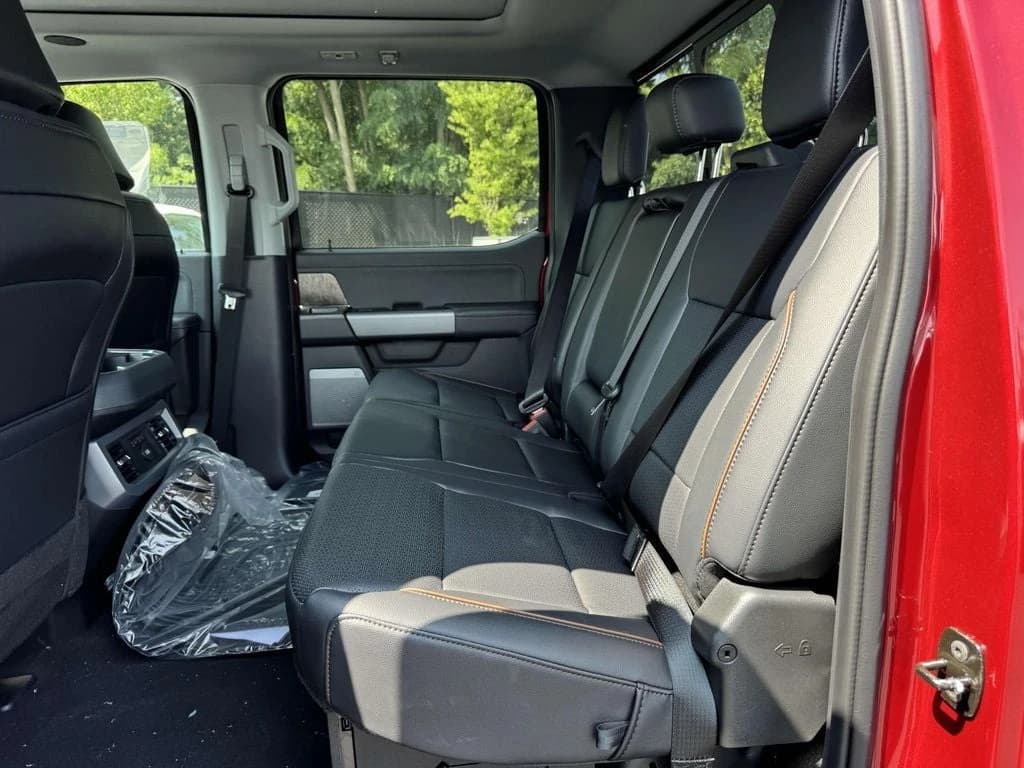 Ford Super Duty F-350 SRW LARIAT 4WD Crew Cab 6.75' Box 2025 — side view