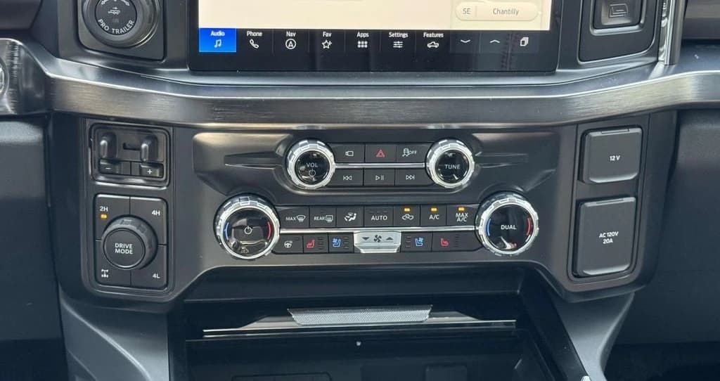 Ford Super Duty F-350 SRW LARIAT 4WD Crew Cab 6.75' Box 2025 — side view