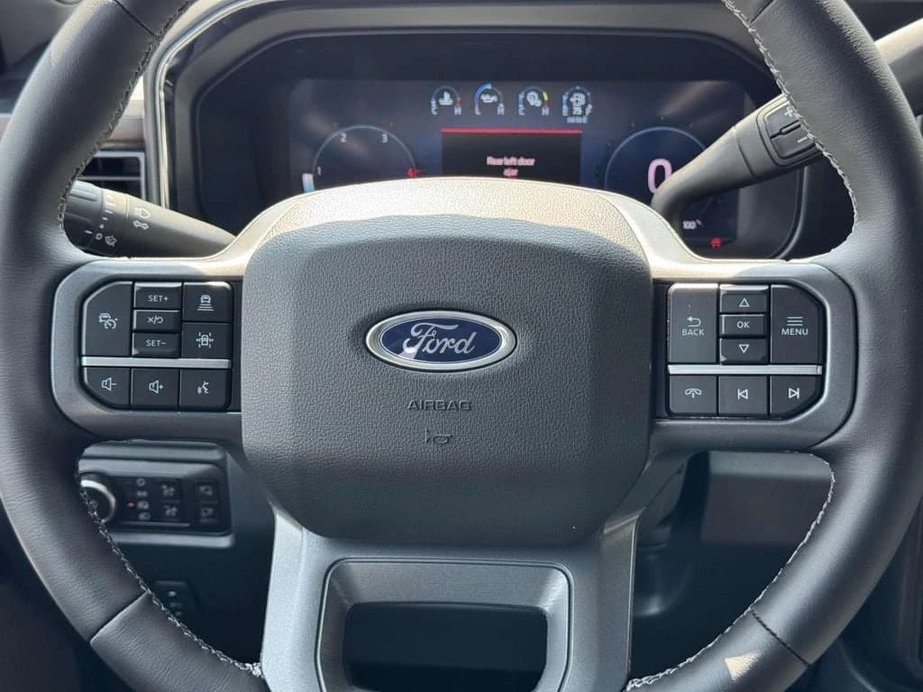 Ford Super Duty F-350 SRW LARIAT 4WD Crew Cab 6.75' Box 2025 — side view