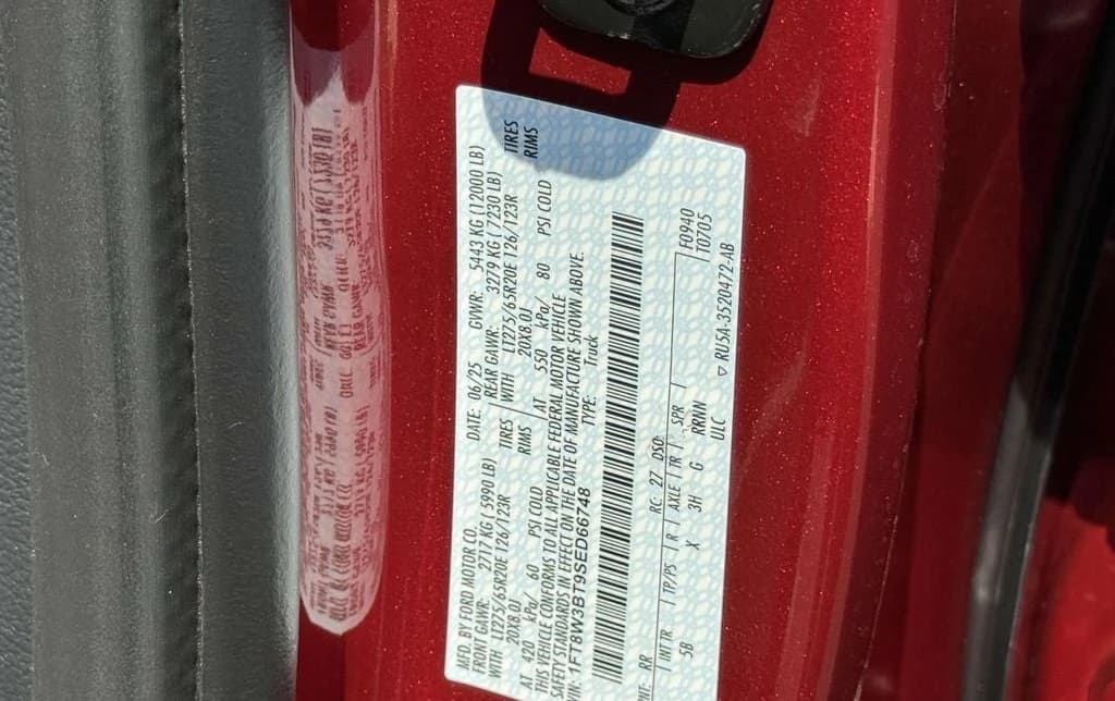 Ford Super Duty F-350 SRW LARIAT 4WD Crew Cab 6.75' Box 2025 — side view