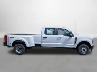 Ford Super Duty F-350 DRW XL 4WD Crew Cab 8' Box
