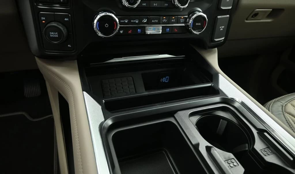 Ford Super Duty F-350 DRW Platinum 4WD Crew Cab 8' Box 2026 — side view