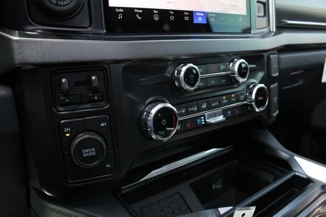 Ford Super Duty F-350 DRW Platinum 4WD Crew Cab 8' Box 2026 — side view