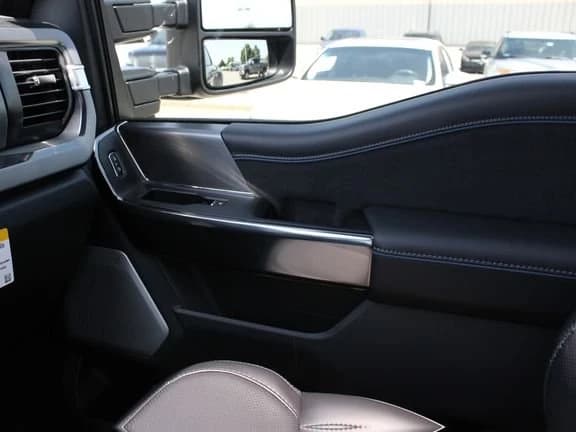 Ford Super Duty F-350 DRW Platinum 4WD Crew Cab 8' Box 2026 — side view