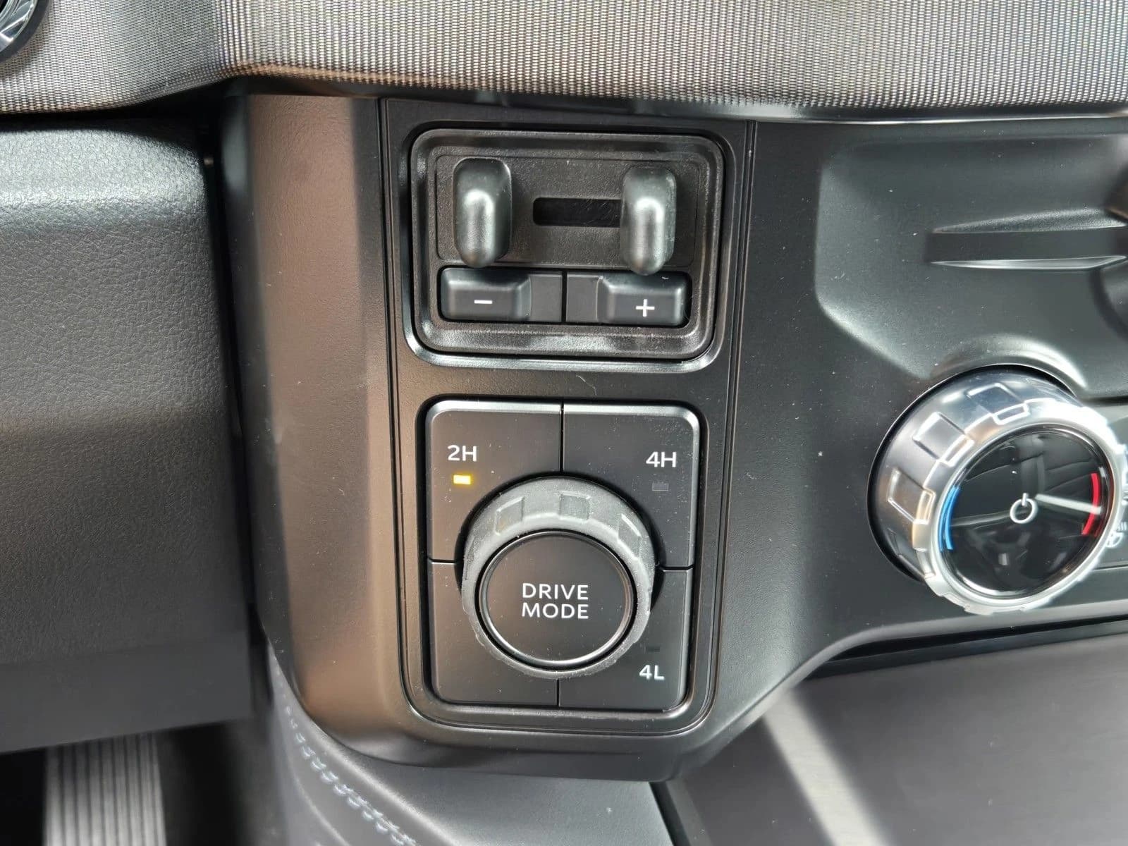 Ford Super Duty F-350 DRW Platinum 4WD Crew Cab 8' Box 2026 — side view