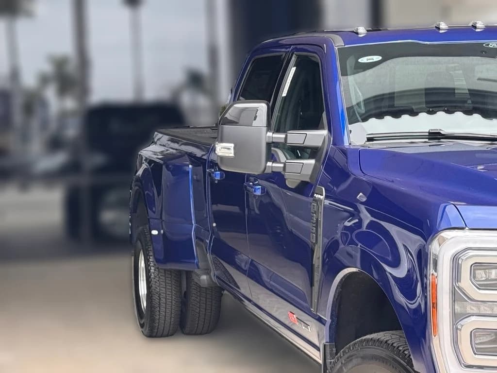 Ford Super Duty F-350 DRW Platinum 4WD Crew Cab 8' Box 2026 — side view